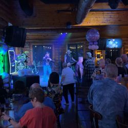 41 North Tavern - Lively weekend nights at 41 North Tavern in St. John, Indiana with live music, great food, and a full crowd enjoying the atmosphere.