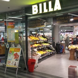 Billa - Pohled na vstup od vedlejšího lihového krámku.