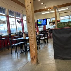 Stateline Subs and Pizza - Dining room