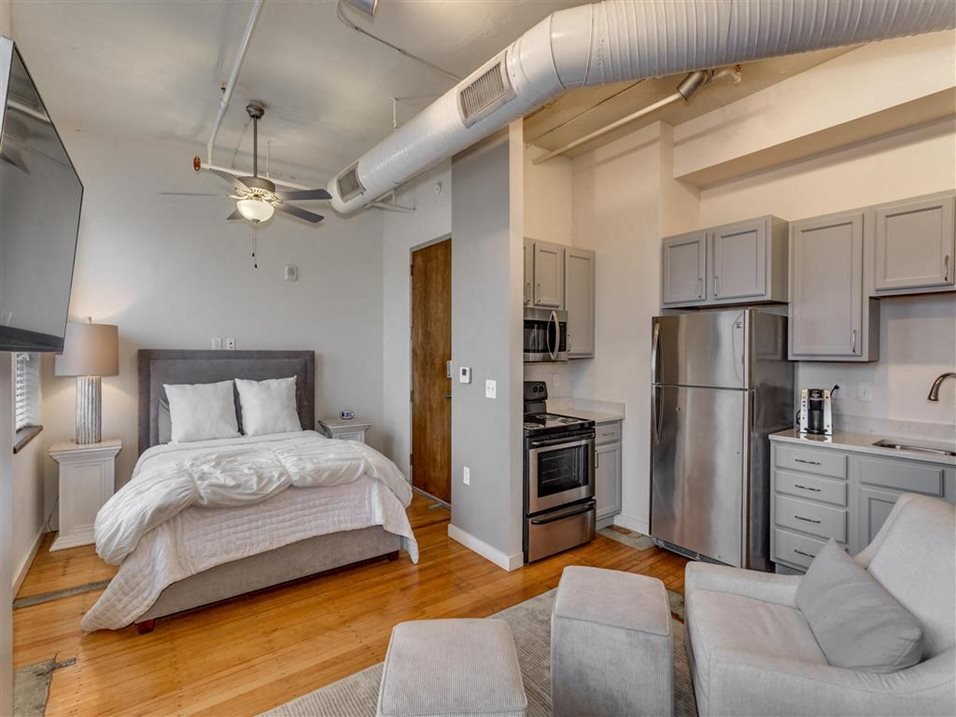 THE TOWER LUXURY APARTMENTS Updated October 2024 2330 University