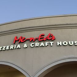 Me N Ed’s Pizzeria & Crafthouse - Place