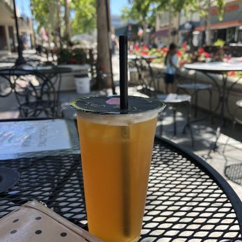 Tea Era - Pleasant outdoor area to enjoy my Passionfruit Green Tea - Coffee & Tea Near Me - Mountain View, California