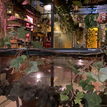 Juliette Restaurant - Dividers between tables - Bars Near Me - Brooklyn, New York