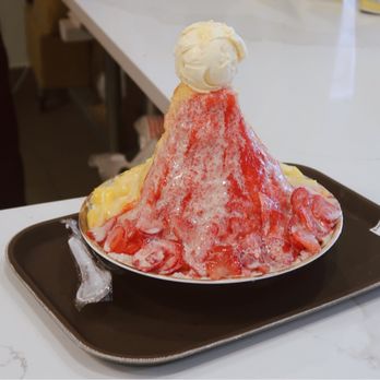 Meet Fresh - Mangoberry Milk Shaved Ice (L) /雙子星牛奶冰 (大) Mango, Strawberry, Ice Cream - Desserts Near Me - Orlando, Florida