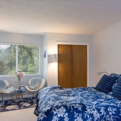 McKenzie River Round House - Blue Room with forest and perk river view. Private ensuite