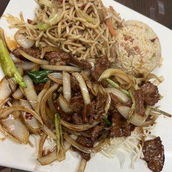 New China Restaurant - beef and noodles on a plate - Chinese Near Me - Huron, California New China Restaurant - beef and noodles on a plate - Chinese Near Me - Huron, California