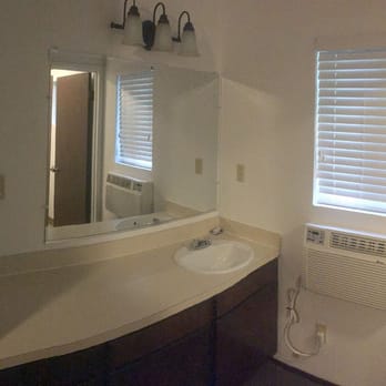 Pine Cone Motel - large countertop with well lit mirror/sink area - Hotels Near Me - Willits, California