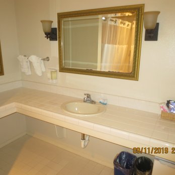 Back Bay Inn - long bathroom vanity - Hotels Near Me - Los Osos, California