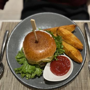 United Polaris Lounge - Burger - Airport Lounges Near Me - Sterling, Virginia United Polaris Lounge - Burger - Airport Lounges Near Me - Sterling, Virginia