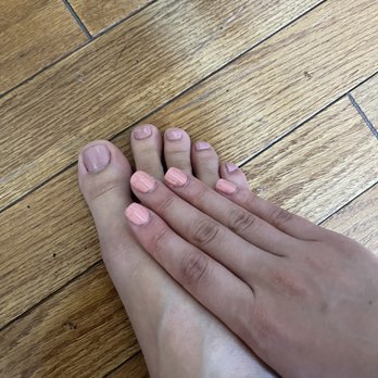 Pinks Nail Spa - Asked for fingers and toes to be matching- this is not the same color whatsoever?? - Nail Salons Near Me - Los Angeles, California