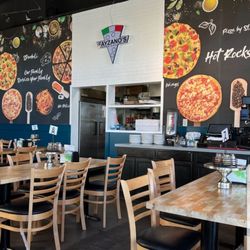 Fayzanos Pizza - Mt Juliet - Part of the dining area looking at the kitchen entrance.  Nice vibe.