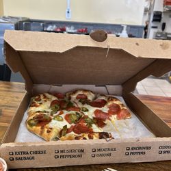 Burattino Brick Oven Pizza - This is I lava cheese pepperoni, and jalapeño pizza from Burattino is delicious. I do recommend.