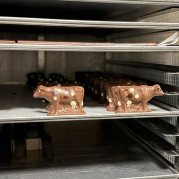 Max Chocolatier Design & Event Studio - Chocolate cows - Venues & Event Spaces Near Me - Luzern, LU