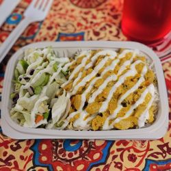 Chicken Handi curry over rice. Mildly spicy and creamy chicken. Served with two sides and a sauce of your choice over it.
(Halal)