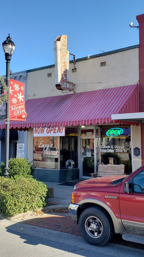 Food from Empy’s Seafood & Bar-B-Q