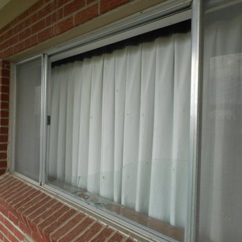 Econo Lodge - Broken external window. - Hotels Near Me - Wakeeney, Kansas