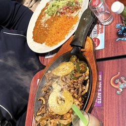 La Carreta Mexican Restaurant - Fajita Alambre