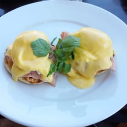 The Refinery Espresso - Poached eggs with salmon, spinach and hollandaise sauce
