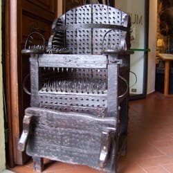 Museo della Tortura - Sedia usata come strumento di tortura,è posta all'ingresso del museo