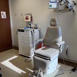 UT Physicians Otorhinolaryngology - Texas Medical Center - Patient's chair in exam room, surprisingly similar to the ones at my hair salon, sans dryer.