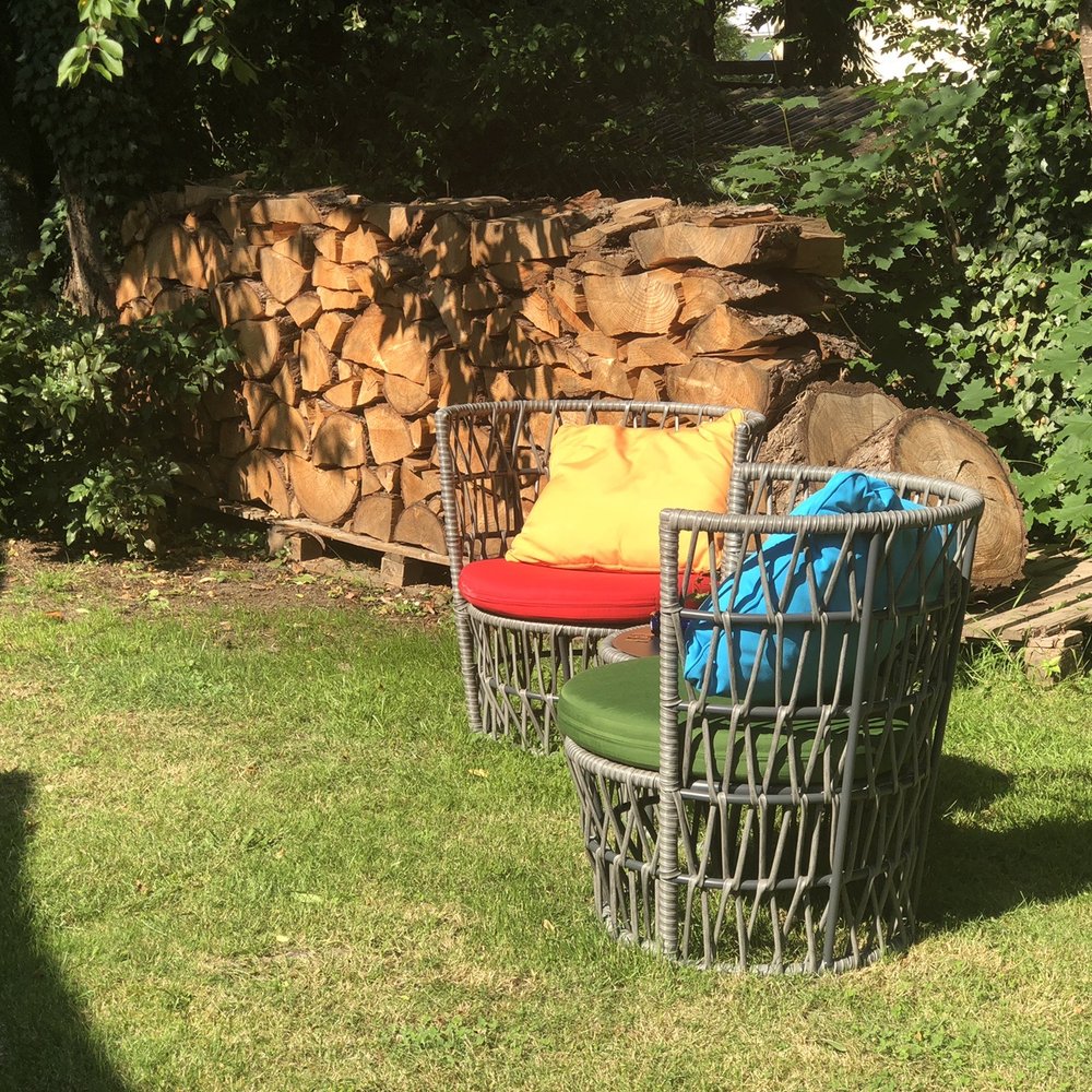Hotel Bundschuh - Lounge chairs in the beer garden next to the park setting. - Hotels Near Me - Lohr, BY