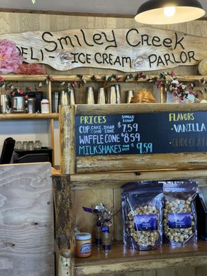 Smiley Creek Lodge by null