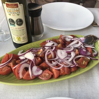 Komo - Ensalada de tomate Raf con cebolla - Seafood Near Me - Roquetas de Mar, Alabama