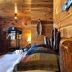 Rudy's Chalet Whiteface - All rooms have Adirondack beds, 42" smart TV, private bath, and table/chairs.