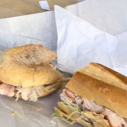 Cracked pepper mill turkey lettuce tomato and red onion yummy for my tummy.