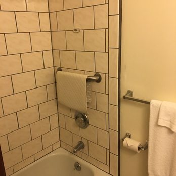 Dolphin Bay Hotel - Decent water pressure but not the cleanest bathroom - Hotels Near Me - Hilo, Hawaii