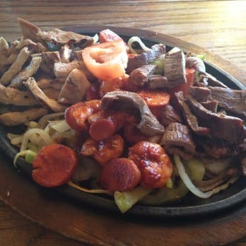 Casa Ramos Mexican Restaurant - Combo fajitas.  The chicken, beef, and shrimp all appeared to be pre-cooked and pre-processed.  And carrot coins, really?? - Mexican Near Me - Willows, California
