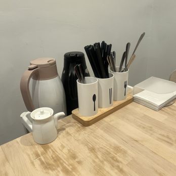 Ari Sushi - Side table setting with self serve hot tea, water, utensils, soy sauce, garlic, ginger, and more! - Sushi Bars Near Me - Dublin, California