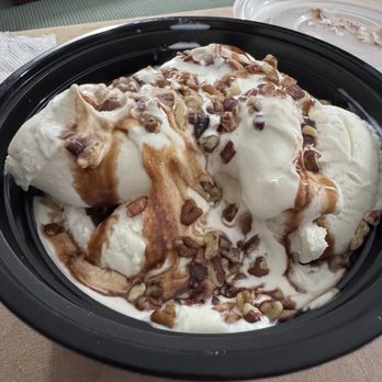 Medici On 57th - The fake top that's one layer deep of $3.25 toppings - Bakeries Near Me - Chicago, Illinois