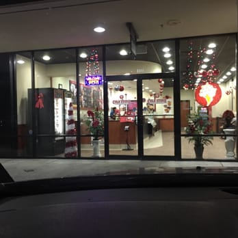Cold Stone Creamery - Sitting on the counter with customers in the store. - Ice Cream & Frozen Yogurt Near Me - Baton Rouge, Louisiana