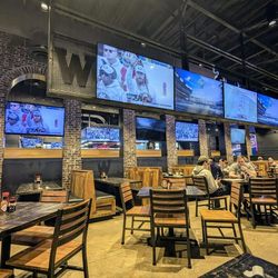 Walk-On's Sports Bistreaux - Midland - Plenty of TVs. A great place to watch Football!