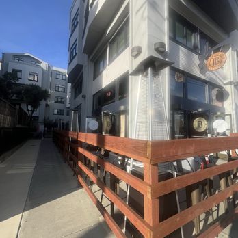 Beta Lounge - Outside seating area and heating lamps - Lounges Near Me - Berkeley, California