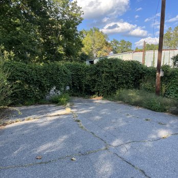 Cursus Keme - I know it looks like you're at the end of nothing but keep going. I promise you excellence is behind that fence! - Breweries Near Me - Asheville, North Carolina