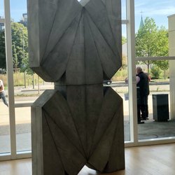 Clinique Rhéna - Une œuvre d'art ? Je suis d'accord ! Précolombien ? Coiffe de costume alsacien ? ET JE NE SUIS PAS SOUS INFLUENCE DE PRODUITS BIZARRES.