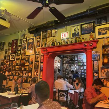 La Scarola - Atmosphere - Famous pictures - Italian Near Me - Chicago, Illinois