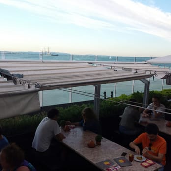 Casanova - Outdoor dining area overlooking the bay. - Pizza Near Me - Lisbon, 11
