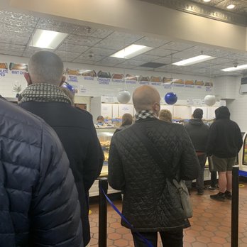 Mike's Pastry - 4 lines to the door at 8:30pm - Bakeries Near Me - Boston, Massachusetts Mike's Pastry - 4 lines to the door at 8:30pm - Bakeries Near Me - Boston, Massachusetts