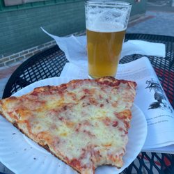 Hitchcock Brewing Company - Yummy garlic-y pizza!