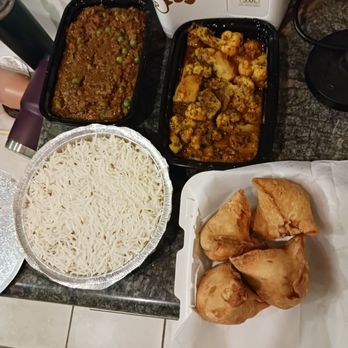 Cali Saga - Baingan bharta, aloo gobi, vegetarian samosas, and basmati rice (large) - Indian Near Me - Culver City, California