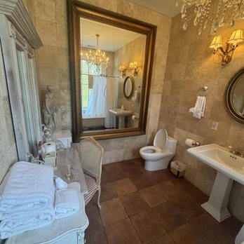 Justine Inn Savannah - Orleans bathroom - Bed & Breakfast Near Me - Savannah, Georgia