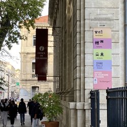 Office de Tourisme - Look for the banners