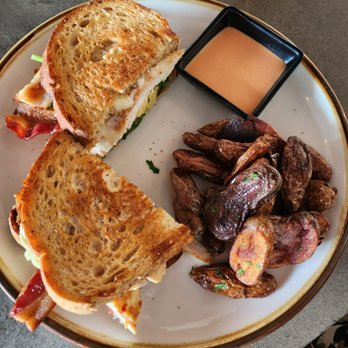 Common Ground Bar and Eatery - Sylvan Park - Grilled chicken sandwich - Diners Near Me - Nashville, Tennessee