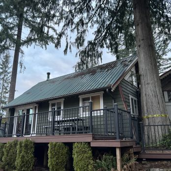 Tidee Construction - Installation of aluminum railings on the deck fascia - Handyman Near Me