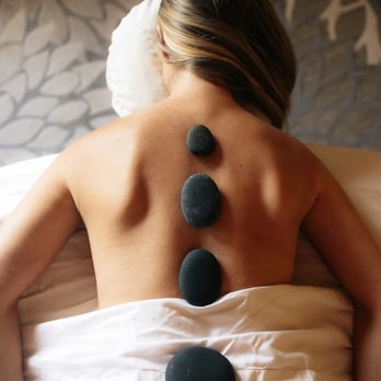 Bella Dia - Pohaku Hot Stone Massage to ease away tension and relax the mind - Skin Care Near Me - Lihue, Hawaii