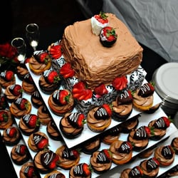 The Blustering Baker - Beautifully displayed wedding cupcakes.