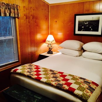 BlissWood Bed and Breakfast Ranch - Sunset Pond Cabin - Bed & Breakfast Near Me - Cat Spring, Texas